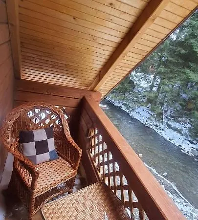 під озером синевир Synevyrsʼka Polyana