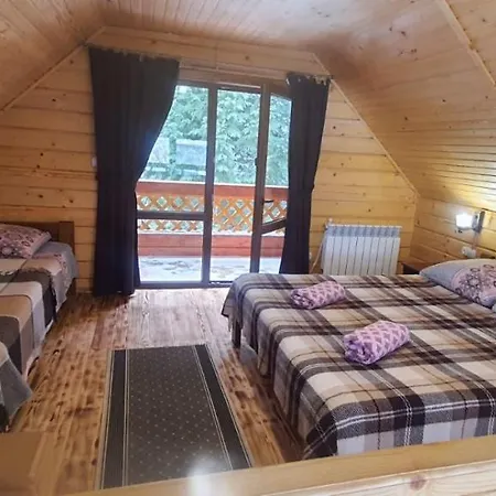 під озером синевир * Synevyrsʼka Polyana